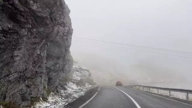 Un val polar a lovit România. La munte s-au înregistrat minus 5 grade și a căzut prima ninsoare