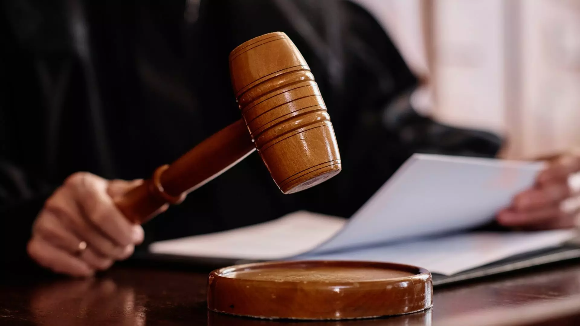 A muncit 20 de ani fără salariu pentru afacerea tatălui, convinsă că o va moșteni, apoi l-a dat în judecată. Ce a urmat