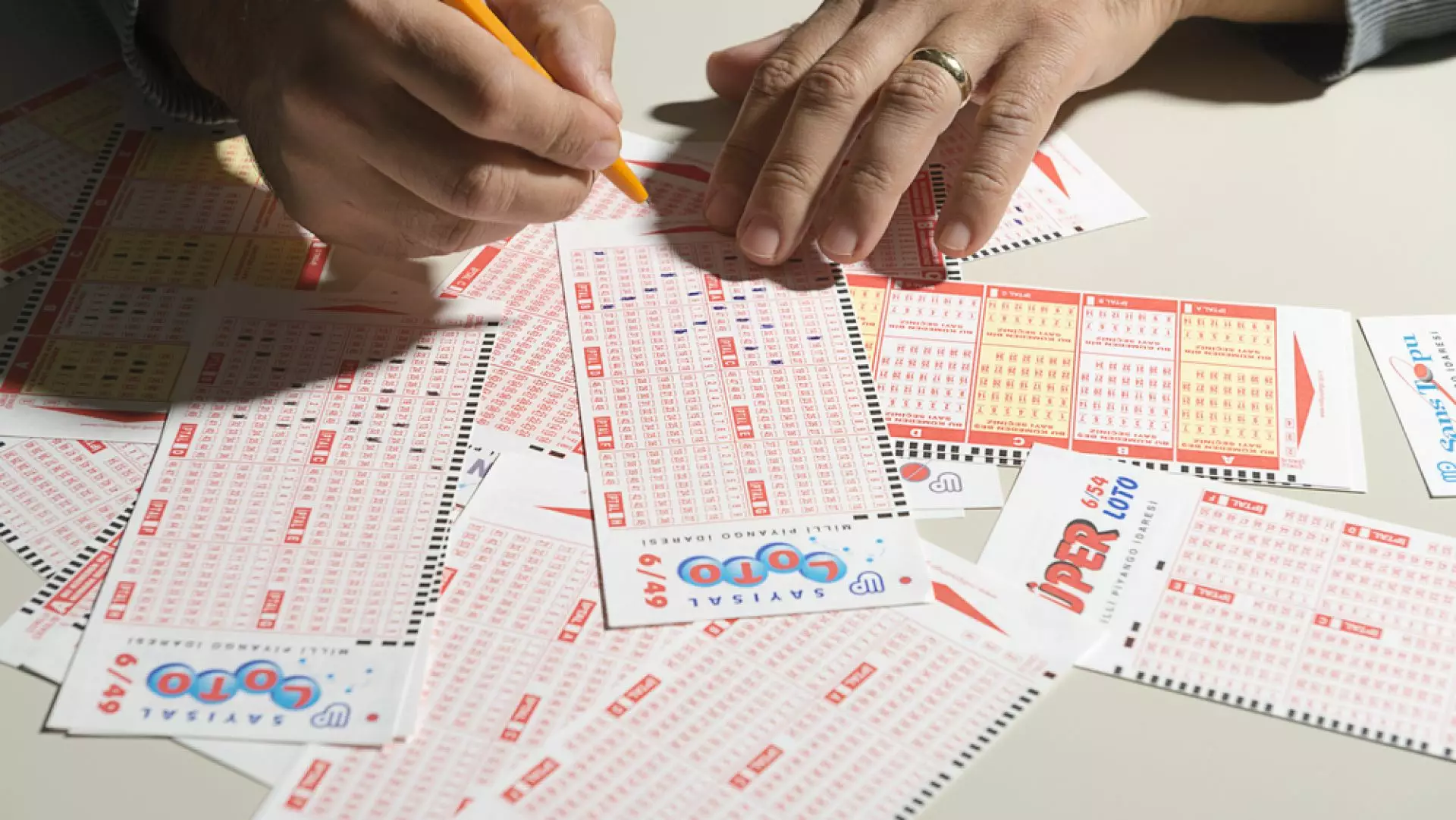 Un italian a lipit două bilete necâștigătoare la loto pentru a încasa 10 milioane de euro. Cum a fost descoperită frauda