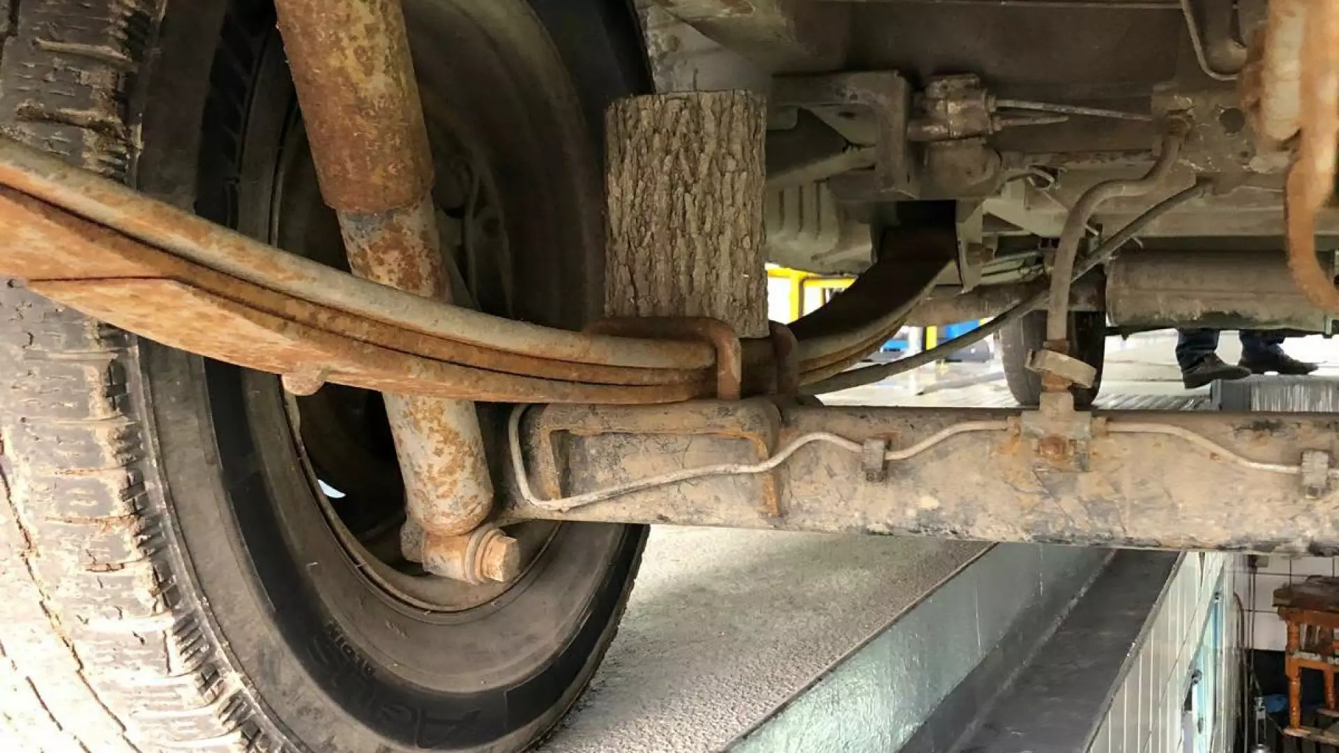 Mașini cu frâne dezactivate și improvizații periculoase, la RAR. Un vehicul avea buturugi de lemn în locul pieselor originale