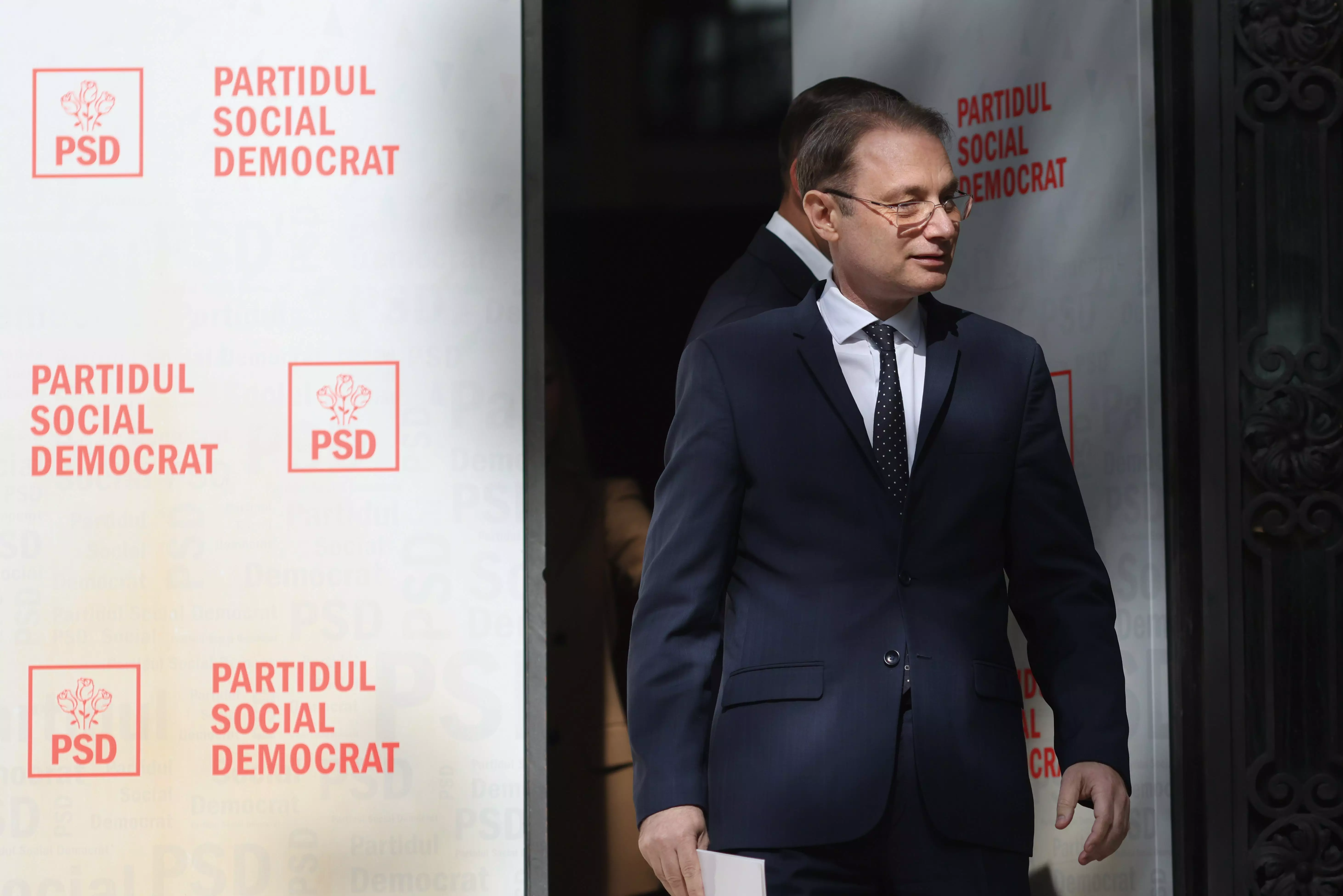Cele două variante de guvern luate în calcul de Luca Niculescu. Cum ar putea ajunge să depindă de voturile SOS România