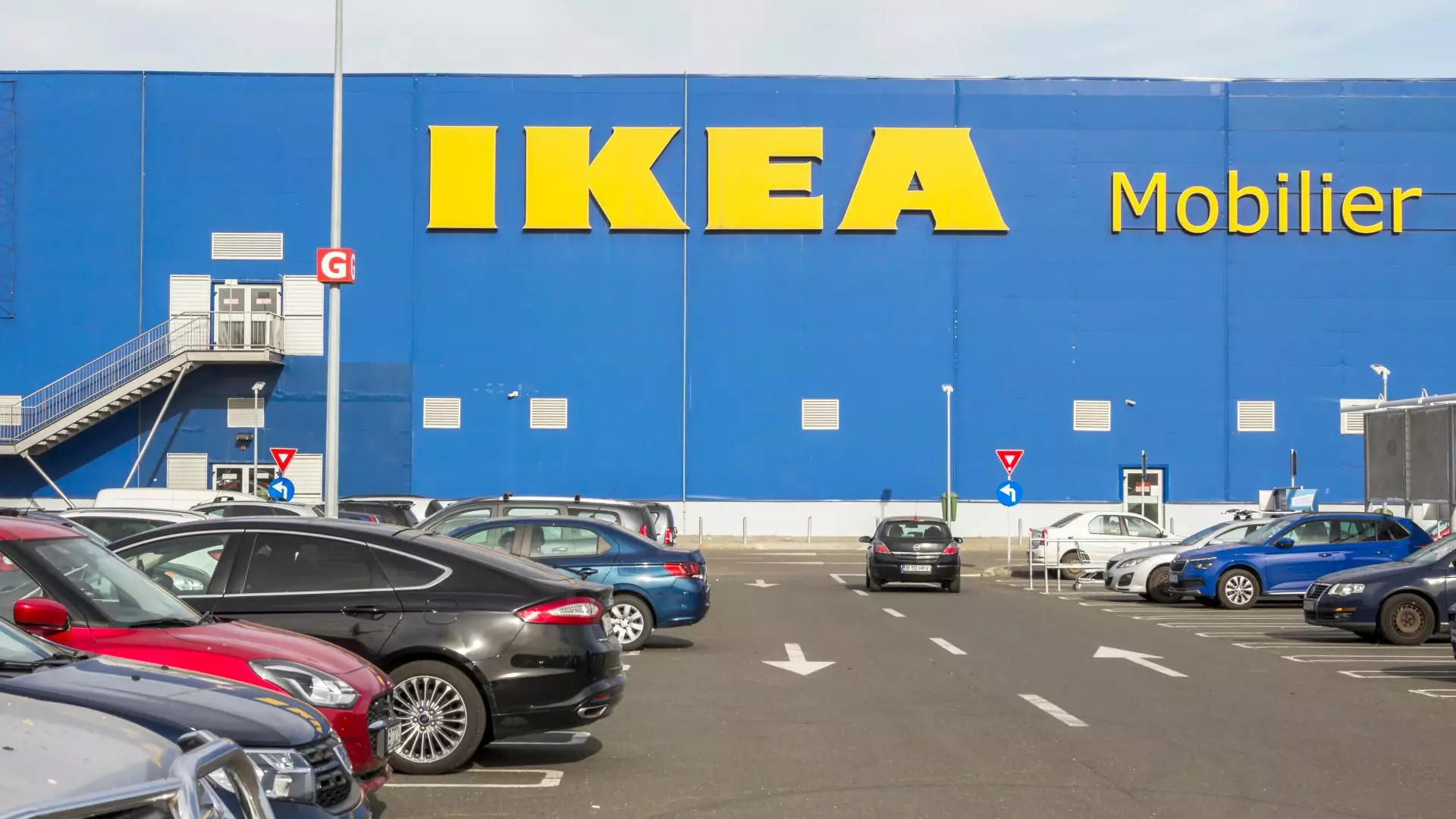 Magazinele IKEA pot deveni adăposturi de urgență sau spitale temporare. Produsele expuse, asamblate pentru situații de criză