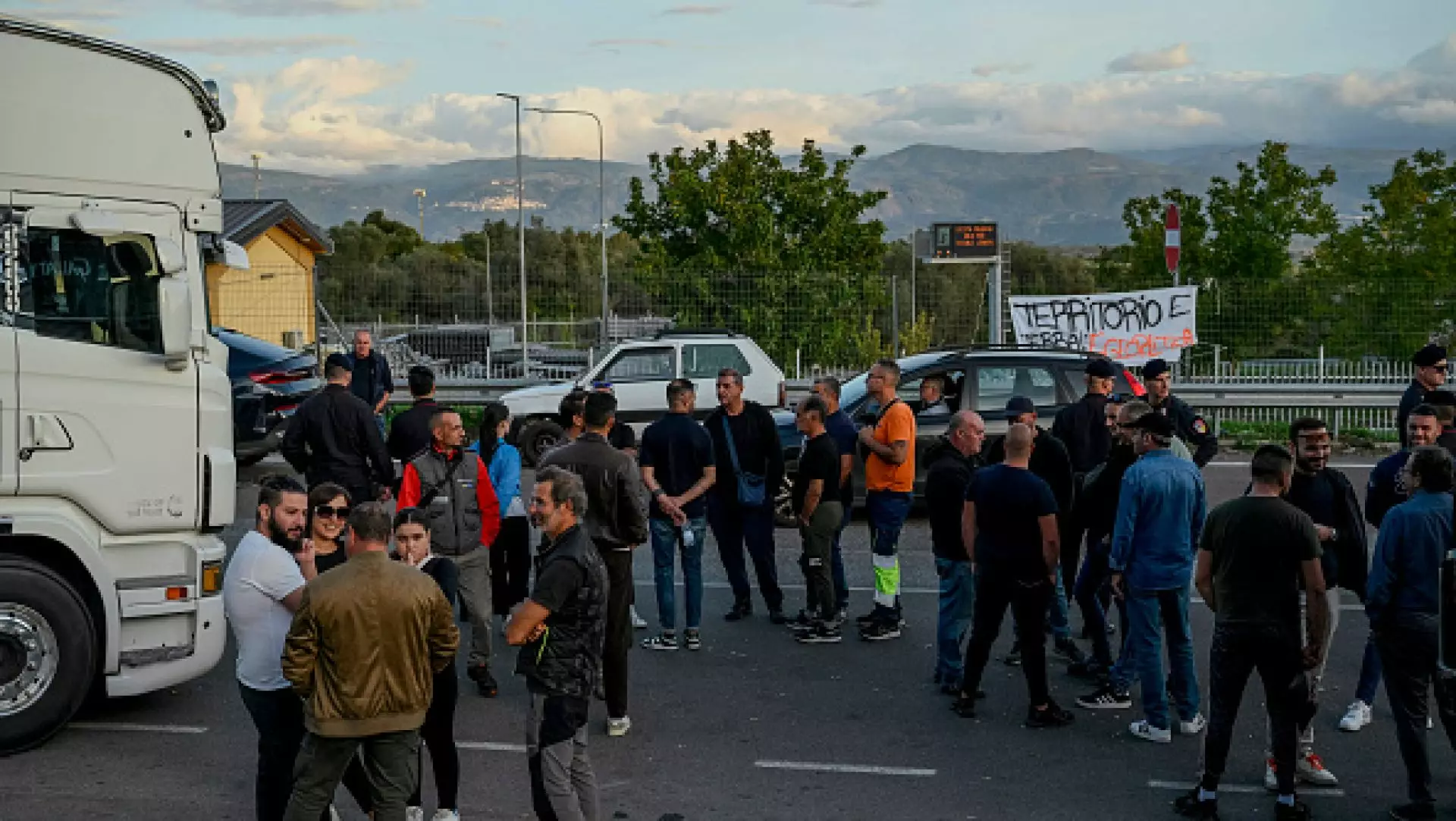 MAE, avertisment pentru românii care călătoresc în Italia. Protestele transportatorilor pot provoca blocaje în trafic. FOTO
