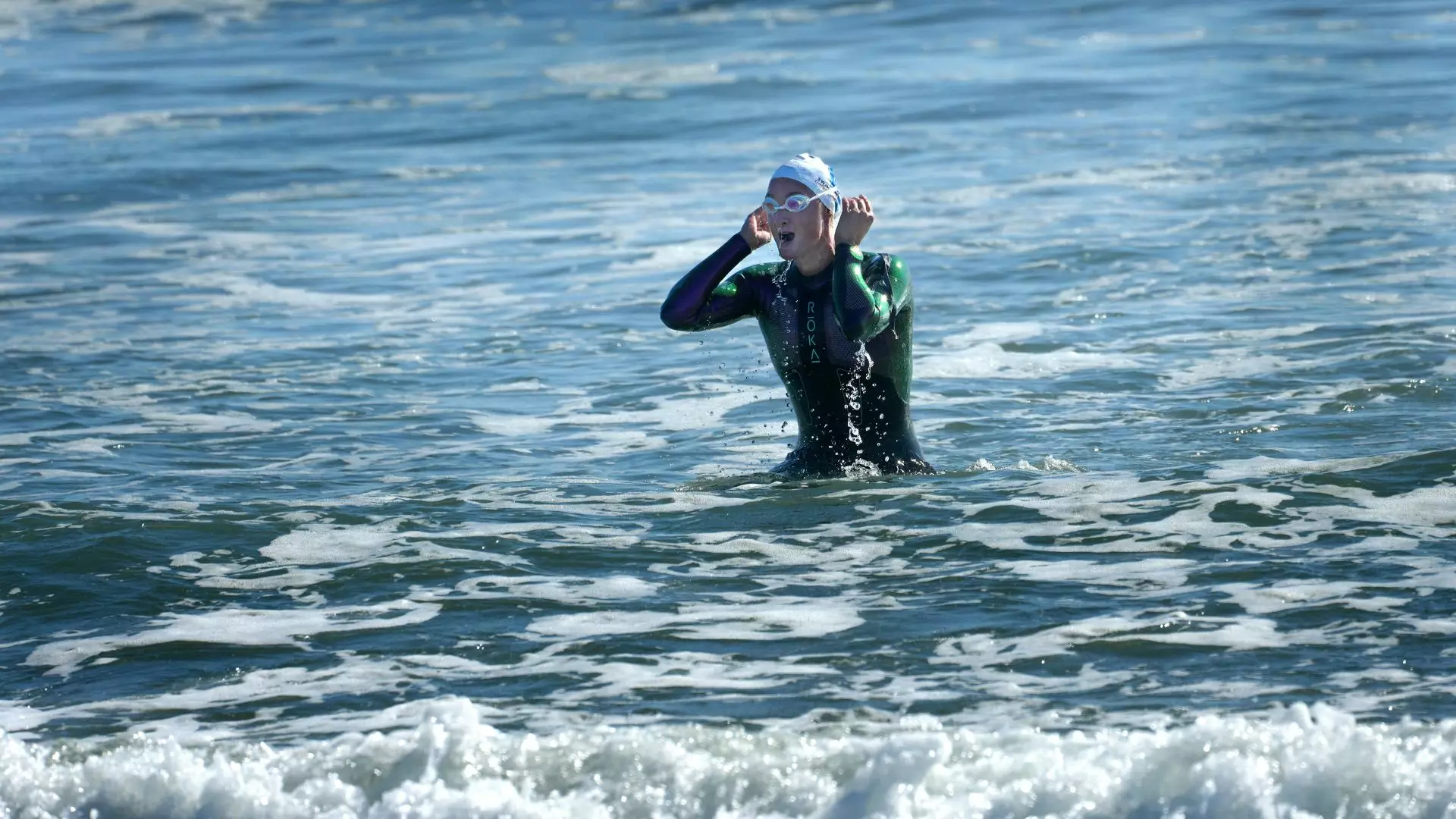 O sportivă a înotat timp de patru săptămâni 1.448 km de-a lungul coastei Californiei, înfruntând furtuni, rechini și curenți periculoși