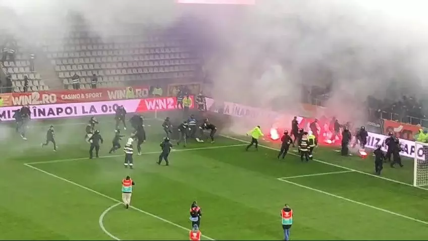 VIDEO Bătaie pe teren chiar înainte de Dinamo - UTA! Jandarmii au intervenit