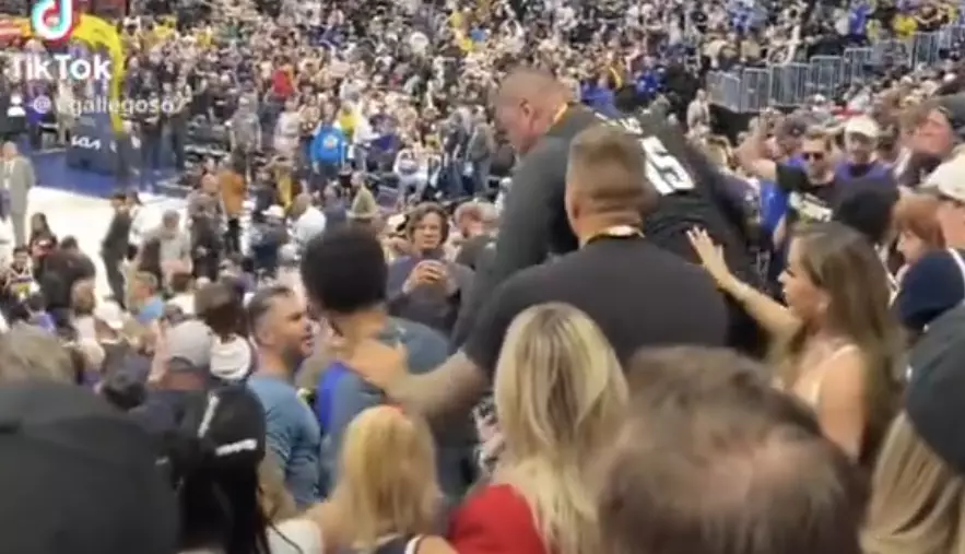 VIDEO Moment șocant în baschet! I-a dat un pumn unui fan chiar în timpul meciului cu Lakers