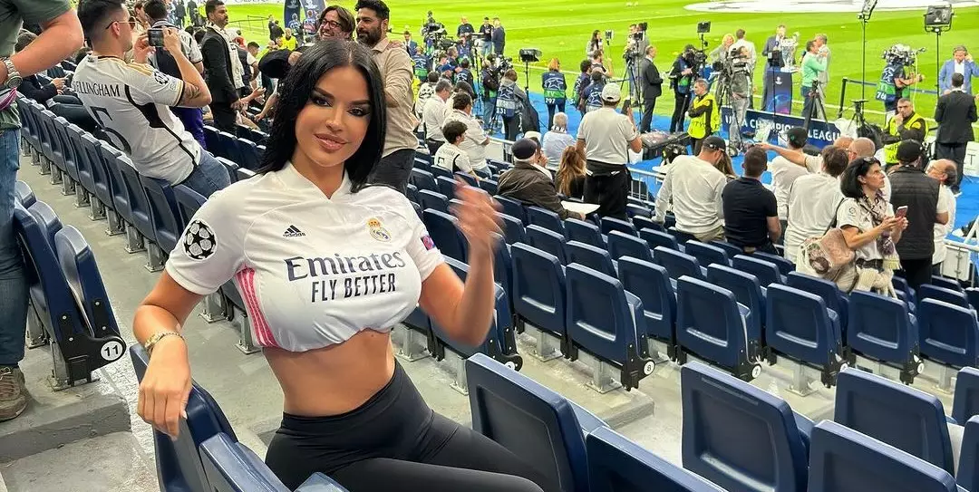 FOTO A apărut îmbrăcată așa pe stadion, iar fanii au reacționat imediat