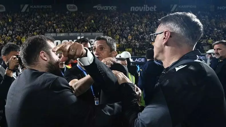Scandal uriaș la sărbătoarea de titlu a lui PAOK! Răzvan Lucescu, scos de pe teren de jandarmi