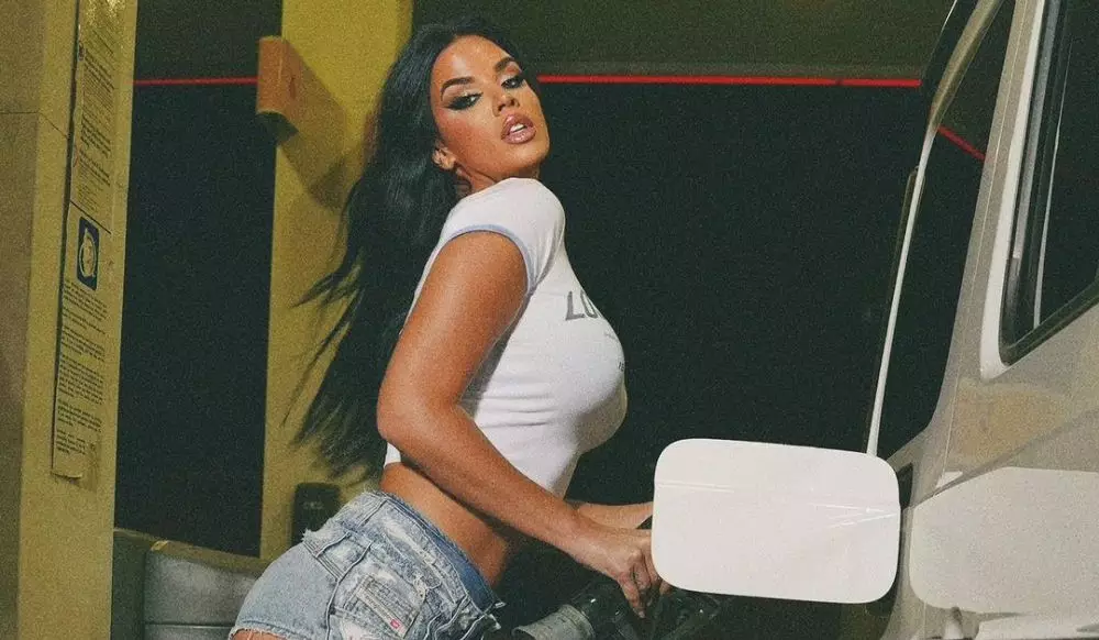 Performing at a gas station! Ivana Knoll takes hot photos while feeding, wearing sexy clothes