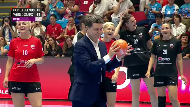 VIDEO Nicușor Dan, show total la Gala Neagu! Președintele a fost chemat să arunce de la 7 metri