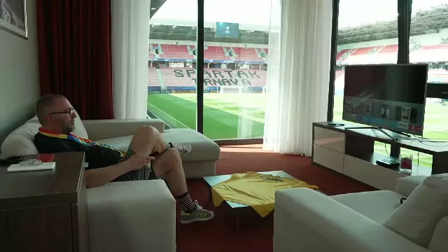 FOTO Cel mai norocos er al României: camera lui de hotel are vedere directă la stadion