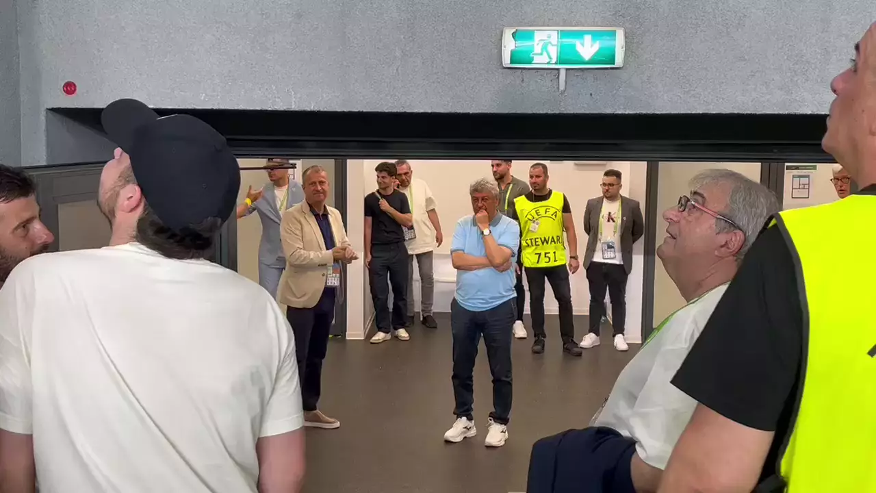 FOTO Mircea Lucescu s-a dus glonț în vestiarul tricolorilor după calificarea României în semifinalele EURO U19: ce le-a transmis