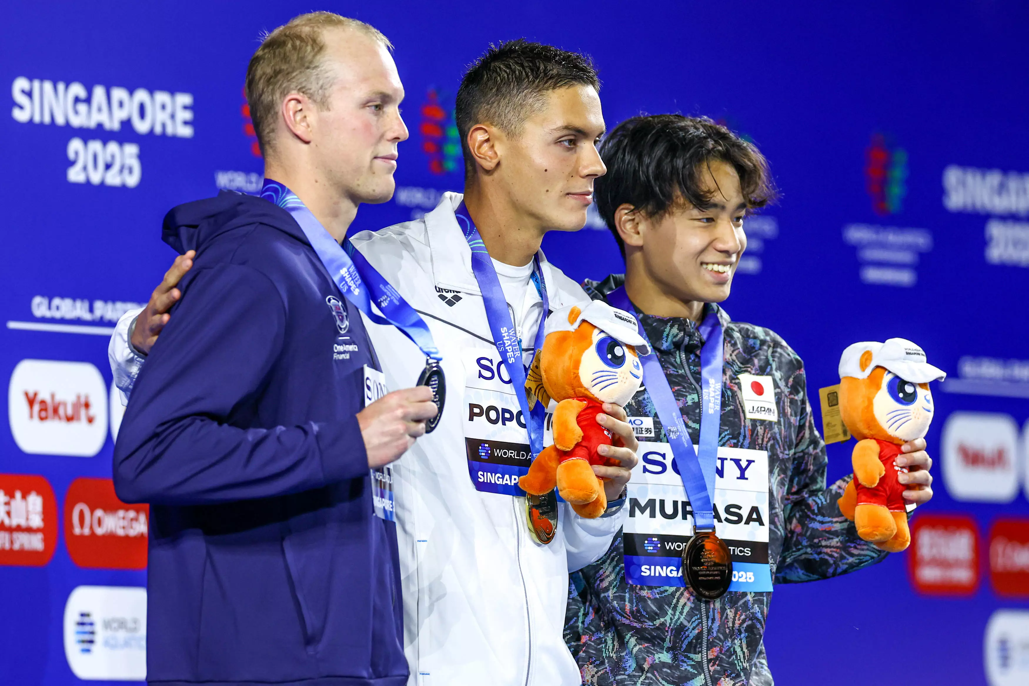 FOTO David Popovici, surpriză pe podiumul mondial: ce a primit, pe lângă medalie, și cine l-a premiat