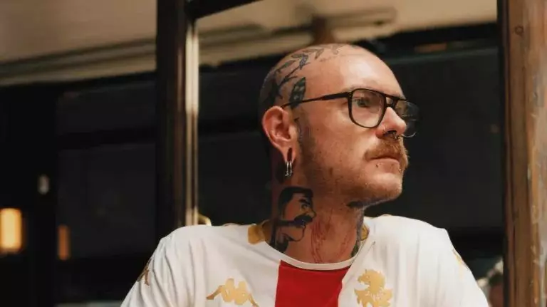 GALERIE FOTO | Plătit cu două beri să pozeze pentru Genoa, a devenit viral cu un tatuaj obscen: 