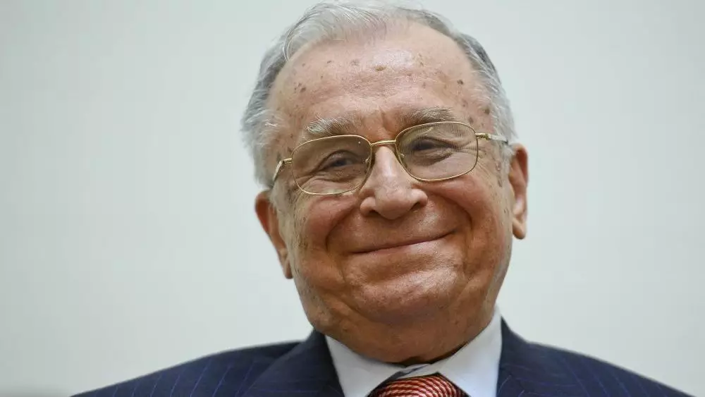 Ce echipă de fotbal susținea Ion Iliescu, pe ce post a jucat și cum a scăpat-o pe Steaua de faliment