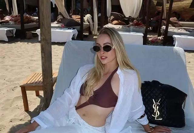 GALERIE FOTO Unguroaica Fanny Stollar își pune fanii pe jar: „Te iubesc!”