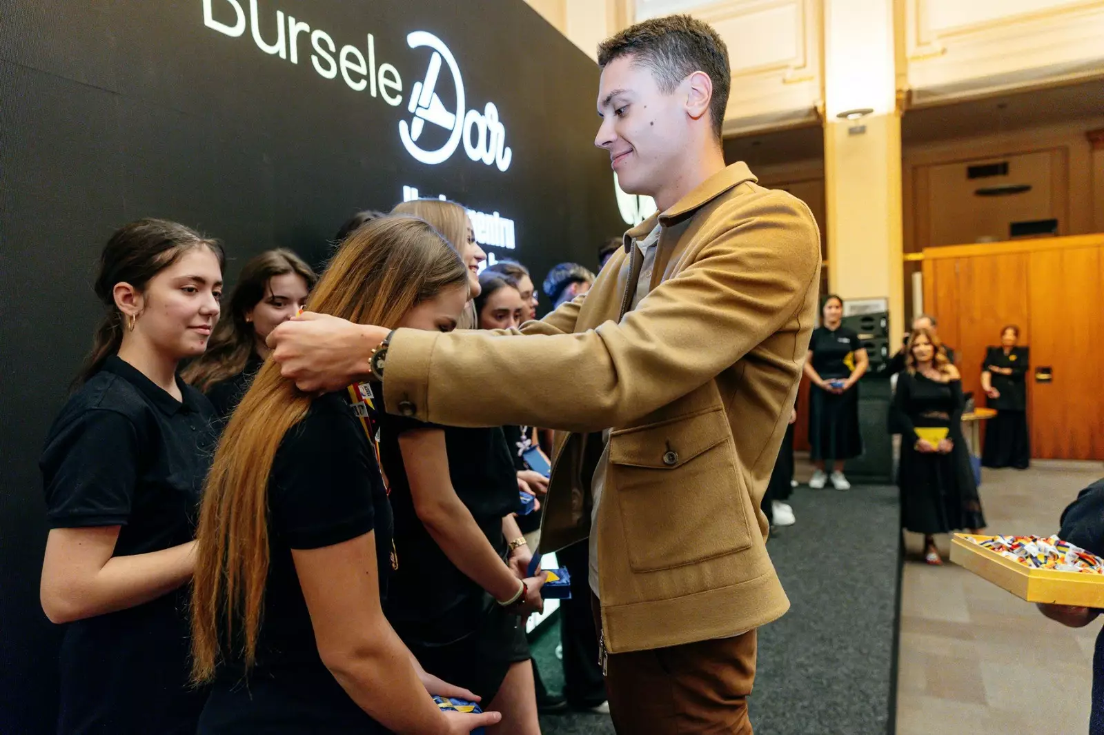 Gest de clasă! David Popovici și membri ai Lotului Național de Canotaj au premiat 35 de tineri excepționali