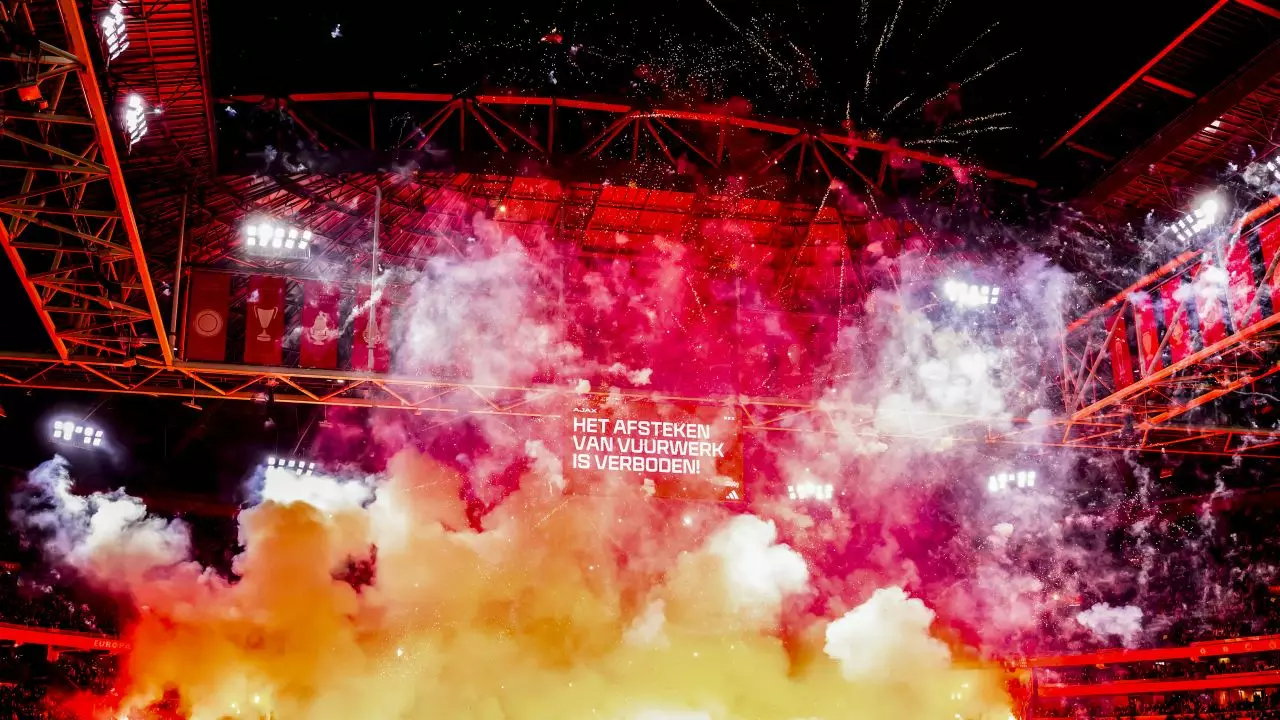 FOTO ȘI VIDEO Haos în Olanda! Fanii lui Ajax nu au permis ca meciul să se joace