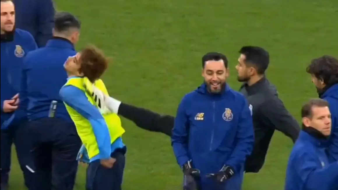 FOTO ȘI VIDEO Moment șocant! Starul și-a lovit coechipierul în fața fanilor! Suporterii au cerut să îi fie reziliat contractul