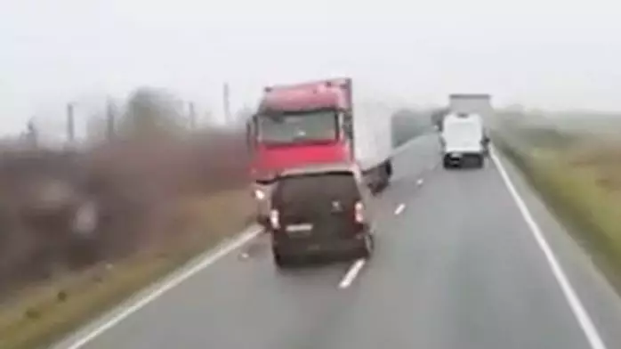 FOTO ȘI VIDEO Tragedie pe E70, în Timiș. Un microbuz cu suporterii lui PAOK, spulberat: șapte morți și mai mulți răniți