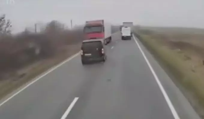 Cauza accidentului tragic de pe DN6 cu microbuzul spulberat frontal de tir. ”Activat în mod neașteptat”