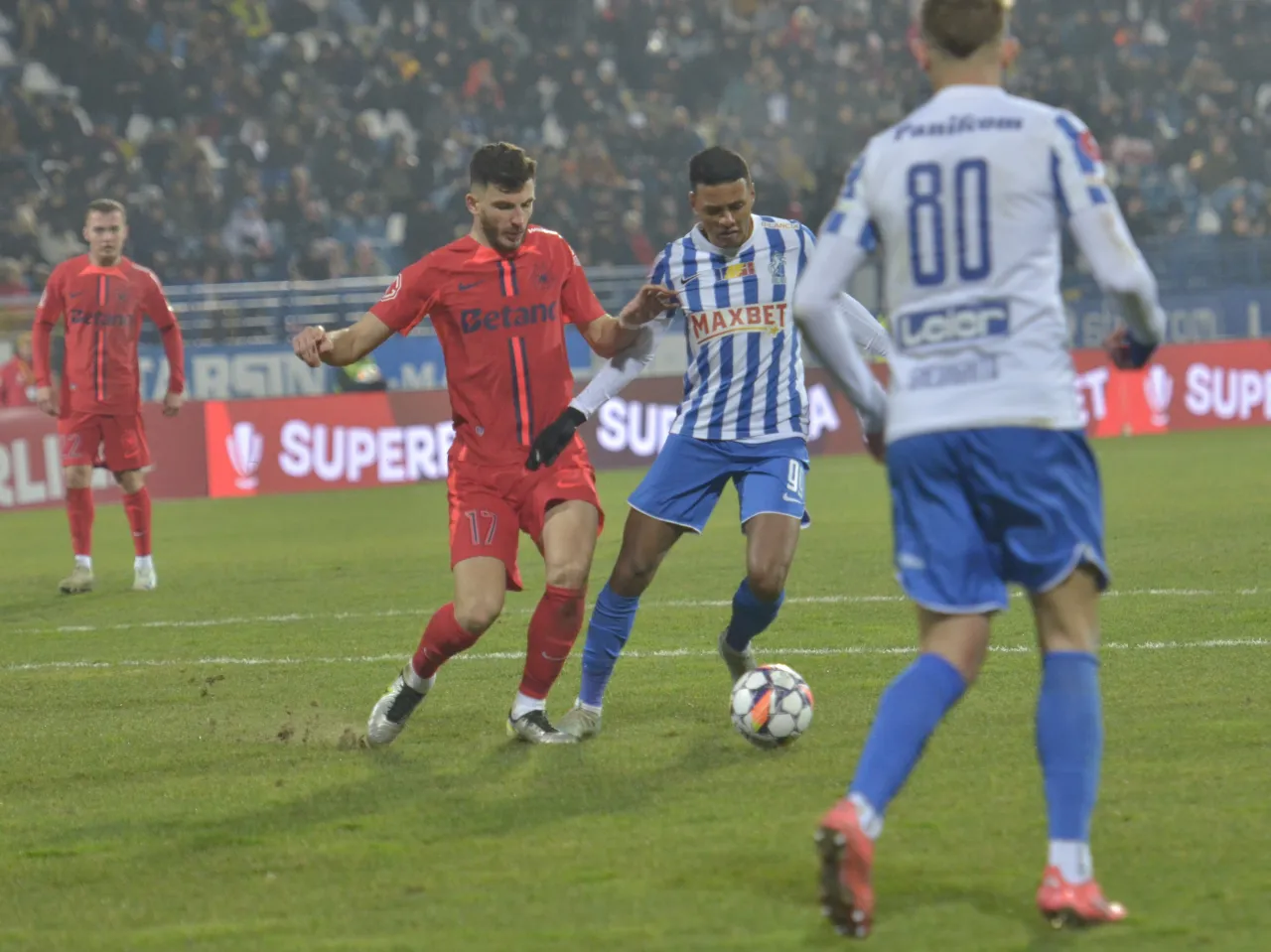 A fost mai aproape de FC Barcelona decât de FCSB și acum s-a crucit pentru ce a luat roșu! Fanii au coborât să invadeze terenul