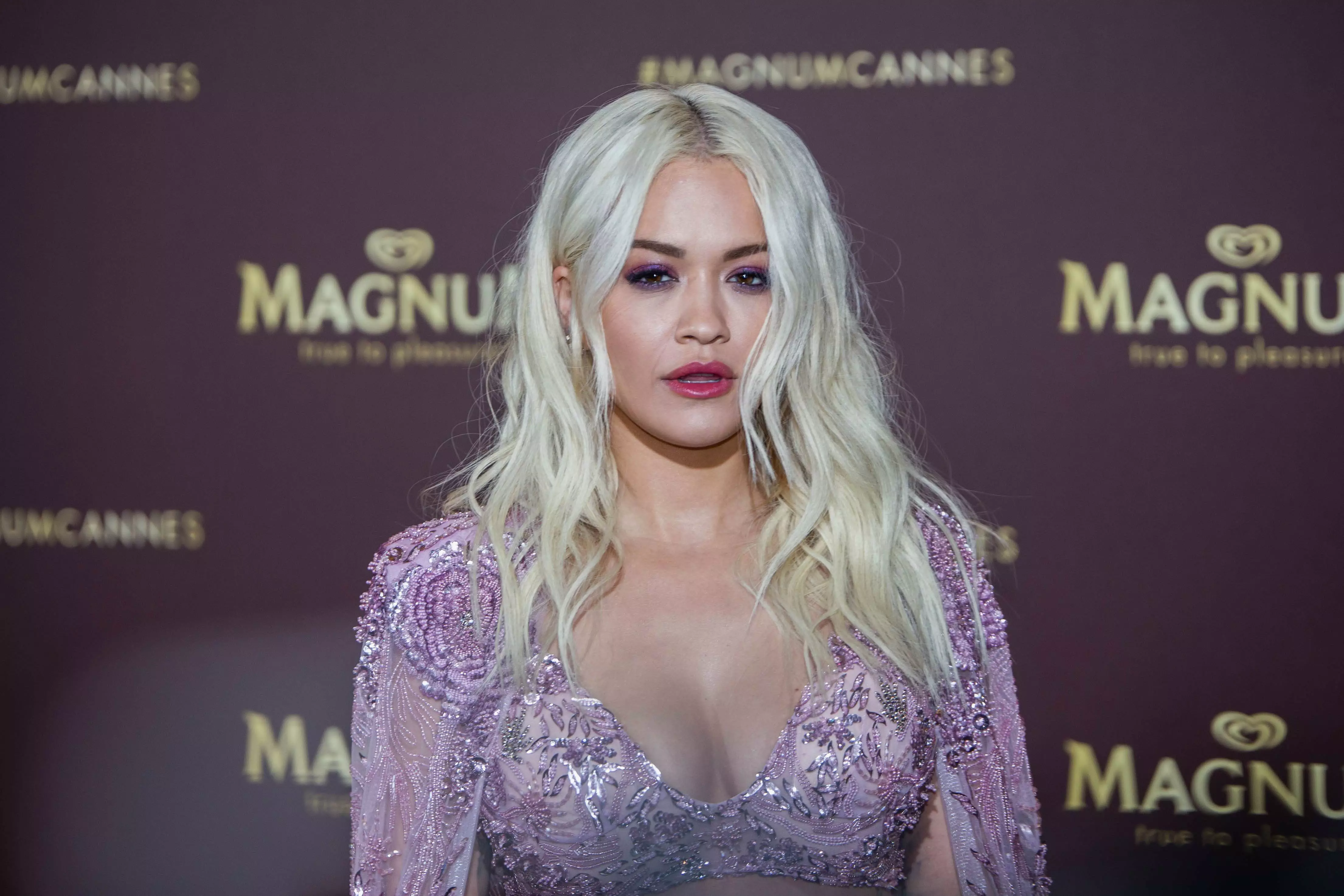 Rita Ora șochează din nou! Cum a pozat cântăreața care a promovat Genoa lui Șucu și a jucat fotbal | FOTO