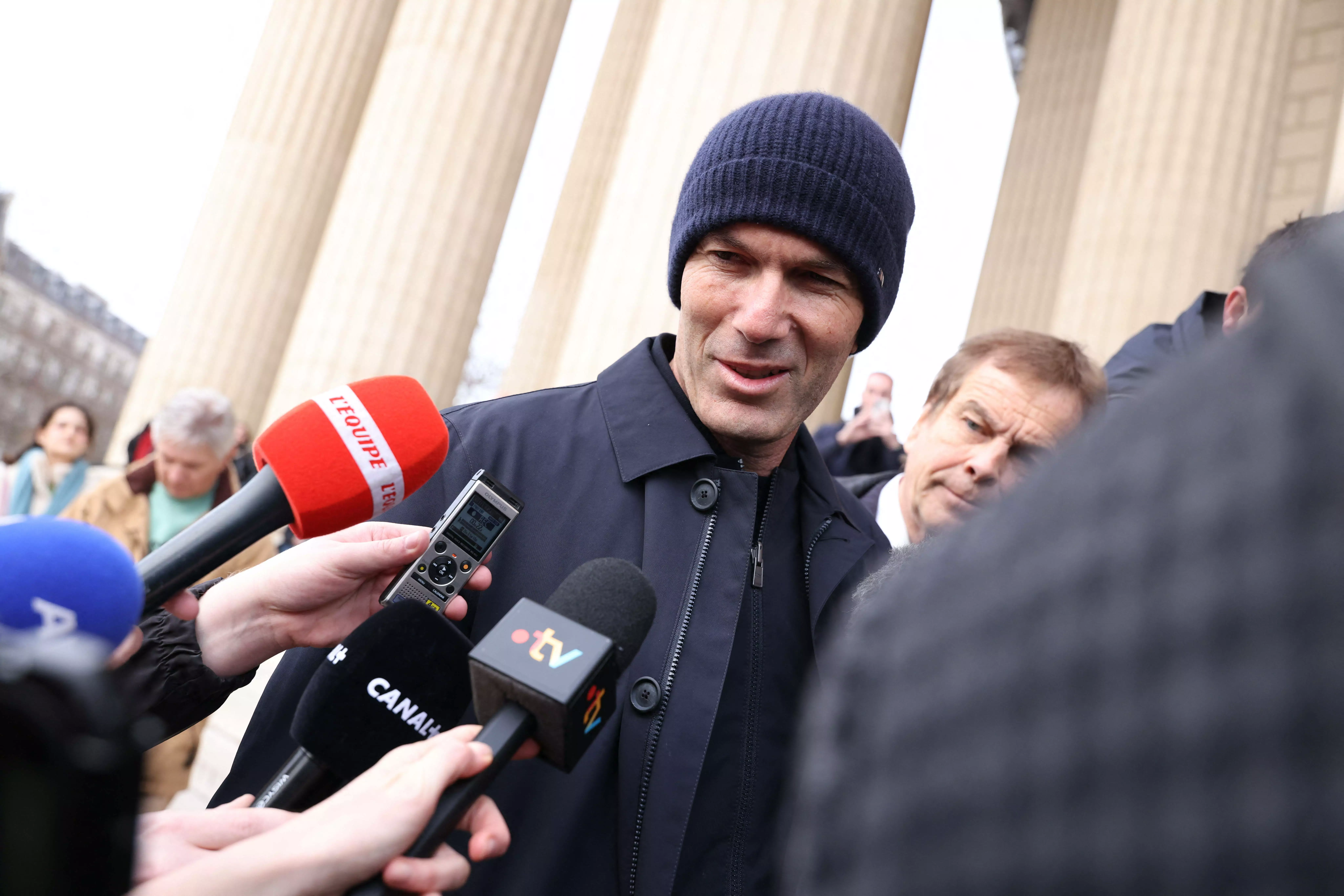 NEWS ALERT Francezii anunță: Zinedine Zidane și-a dat acordul și revine în fotbal!