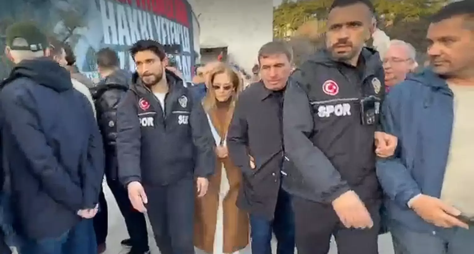 VIDEO Gică Hagi, înconjurat de polițiști înainte de Turcia - România!