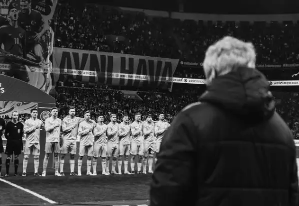 Jucătorii naționalei României, dărâmați după decesul lui Mircea Lucescu. Mesajele transmise de Ianis Hagi, Ionuț Radu sau Andrei Rațiu