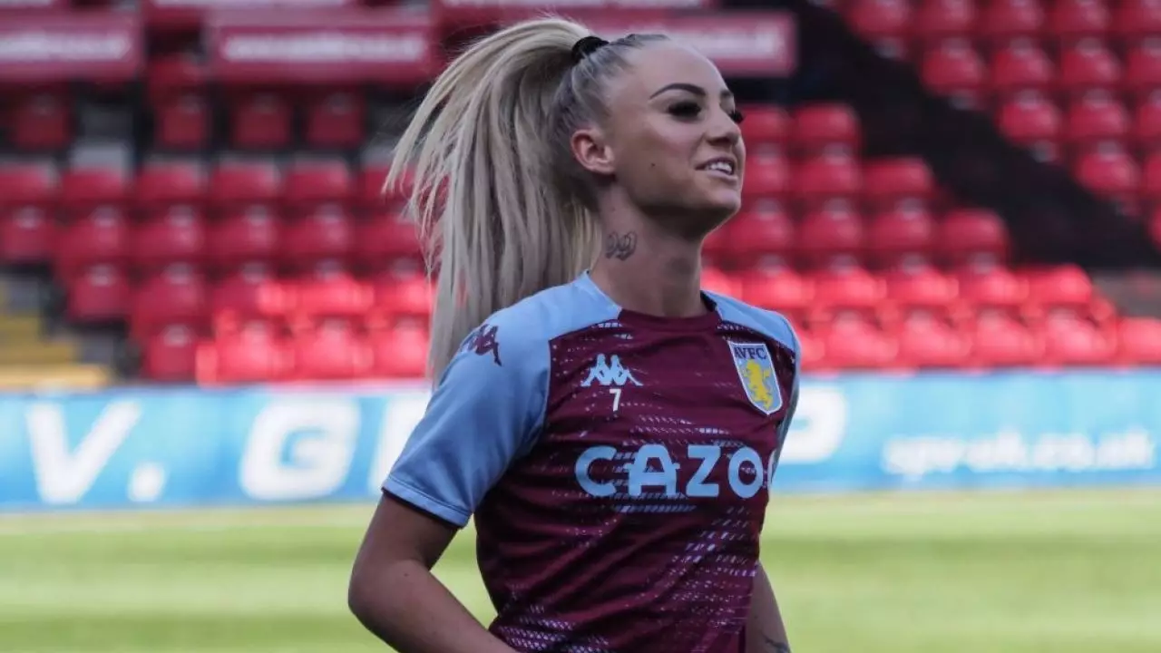 GALERIE FOTO Alisha Lehmann l-a uitat complet pe Douglas Luiz: postarea care i-a înnebunit pe fanii fotbalistei sexy