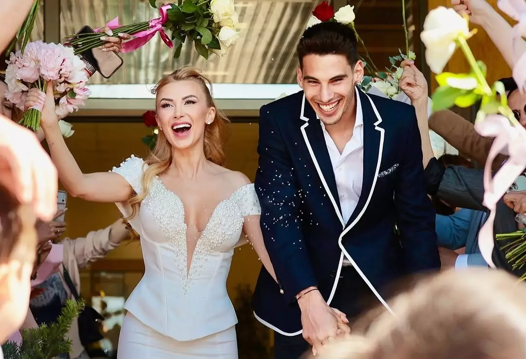 FOTO Căsătorie civilă între Andreea Bălan și tenismenul Victor Cornea: ținuta îndrăzneață a cântăreței