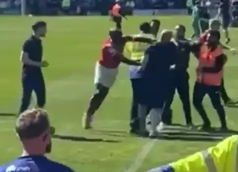 GALERIE FOTO | Scene incredibile în Anglia: Un jucător a făcut KO un fan pe teren, după promovarea dramatică a echipei