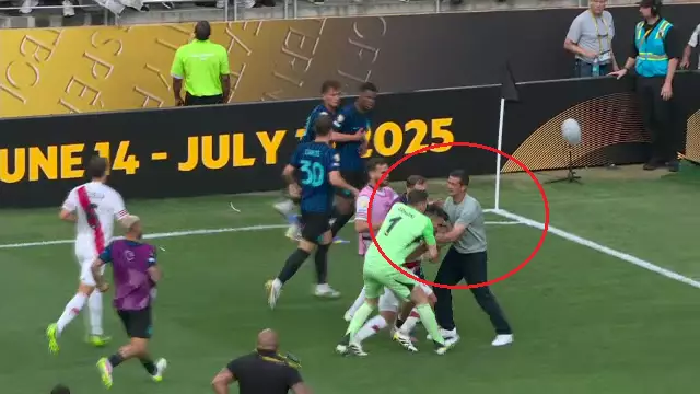 GALERIE FOTO S-a lăsat cu scandal la finalul meciului Inter - River Plate. Cristi Chivu a sprintat 70 de metri să-l oprească