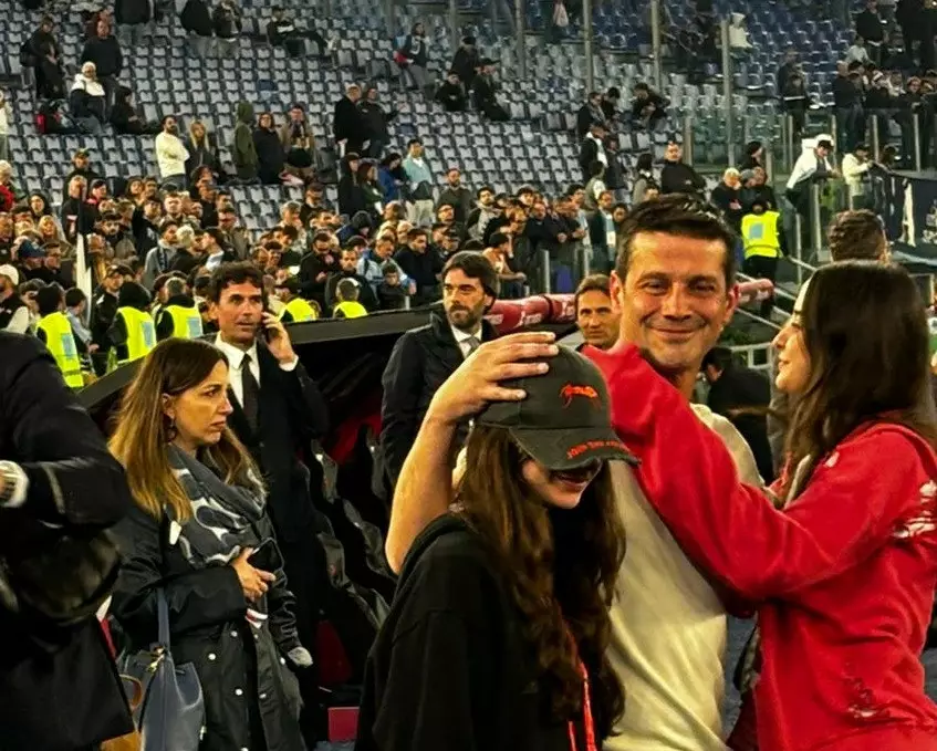 FOTO Cristi Chivu și-a luat soția și fiicele în brațe după ce a câștigat Coppa Italia. Imagini emoționante de la Roma