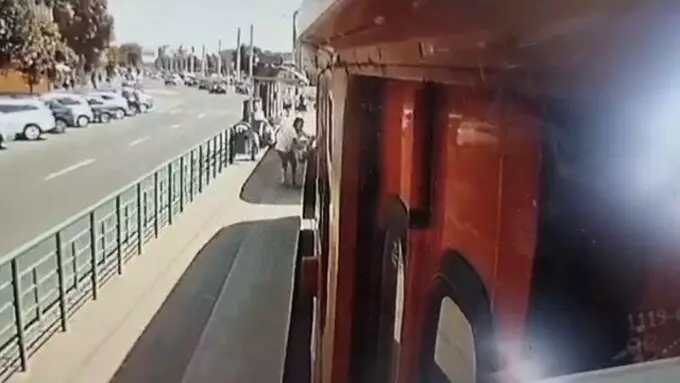 Momentul în care femeia din Arad a fost ucisă de tramvai, când încerca să-și dea fiica jos, aflată în scaun cu rotile