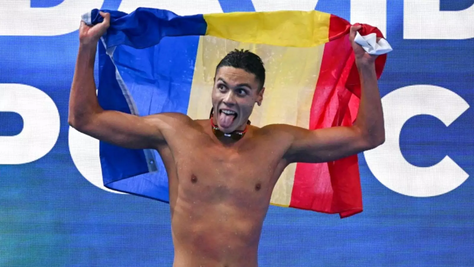 David Popovici, medalie de aur la CM din Singapore. &Icirc;notătorul rom&acirc;n a triumfat &icirc;n proba de 200 m liber. Prima reacție