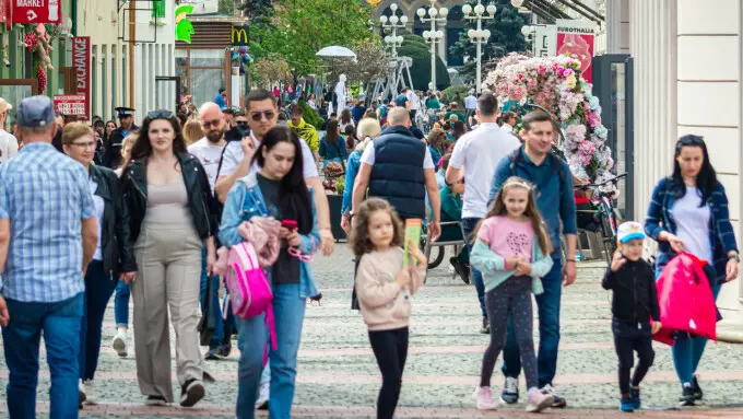 Salariile bugetarilor pun presiune uriașă pe bugetul României. Lefurile s-au triplat în ultimii 10 ani