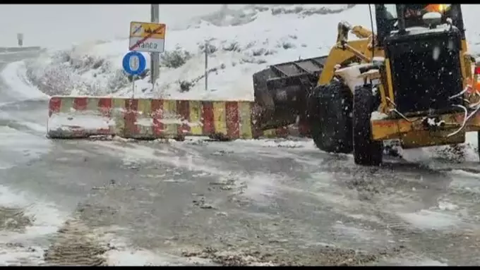 Vremea severă lovește România. Ploile și ninsorile viscolite creează probleme majore. Circulația pe Transalpina, închisă