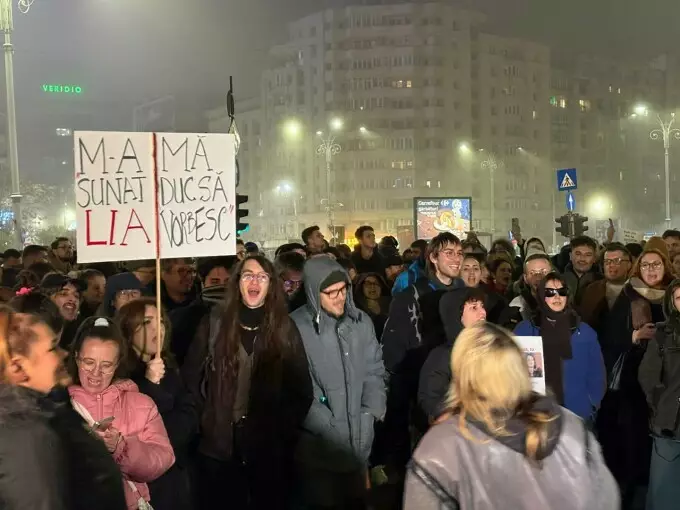 Protest &icirc;n Piața Victoriei. Sute de oameni au ieșit &icirc;n stradă să ceară demiteri la v&acirc;rful Justiției. VIDEO