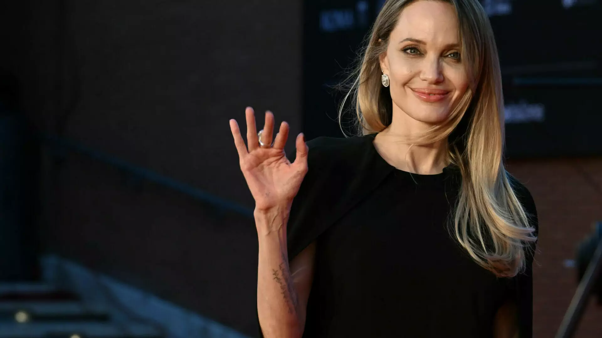 Gest inedit făcut de Angelina Jolie. Actrița și-a dezvăluit cicatricile cauzate de mastectomie &icirc;ntr-o revistă. GALERIE FOTO