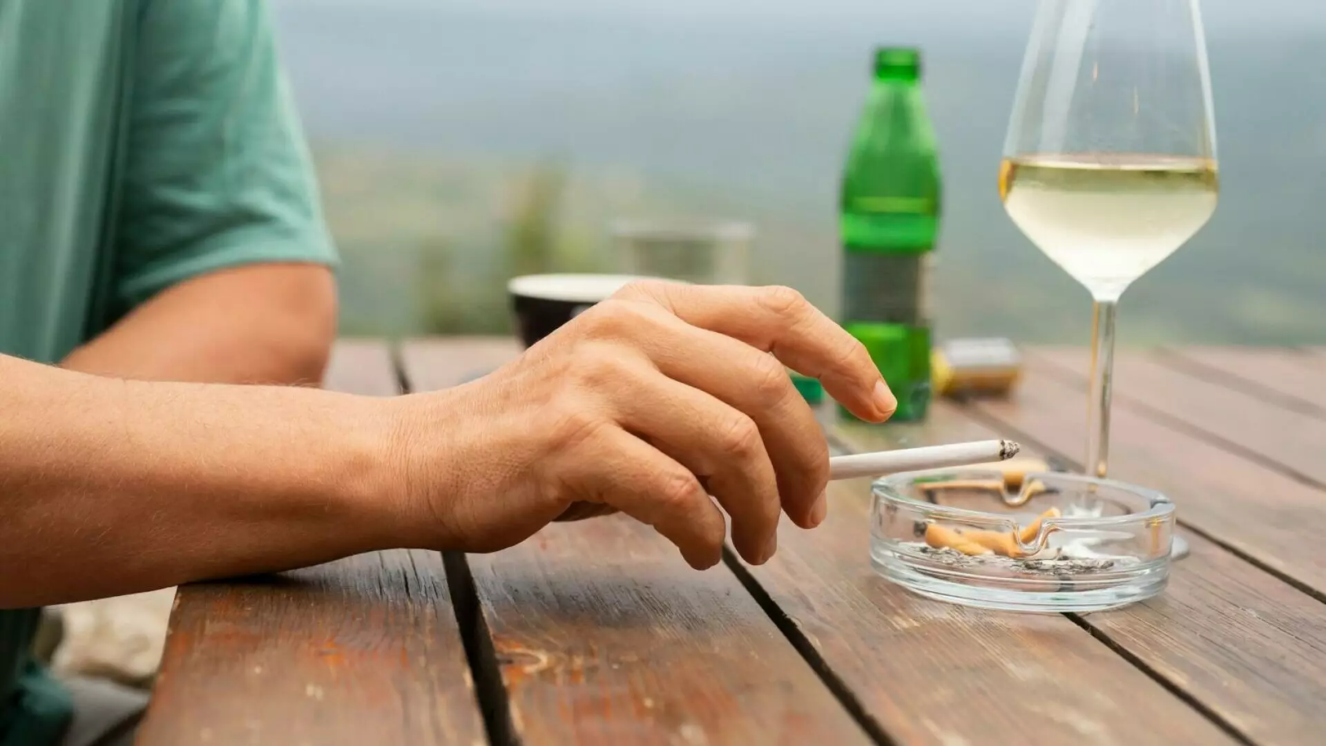 Alcoolul, țigările și carburanții se scumpesc de la 1 ianuarie 2026. Cu c&acirc;t cresc prețurile