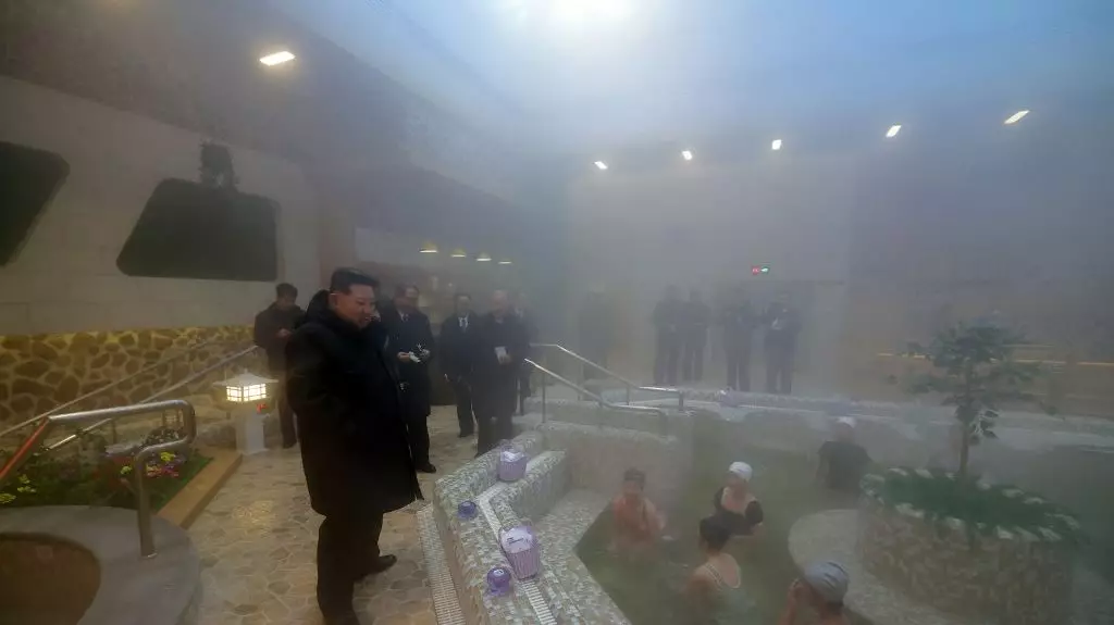 Imagini bizare cu Kim Jong Un într-un spa aburos, îmbrăcat de iarnă, lângă supușii înfierbântați | GALERIE FOTO