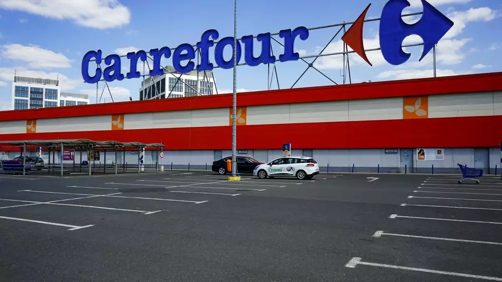 Carrefour vinde oficial afacerea de peste 3 miliarde de euro din România. Proprietarii Dedeman vor să preia magazinele