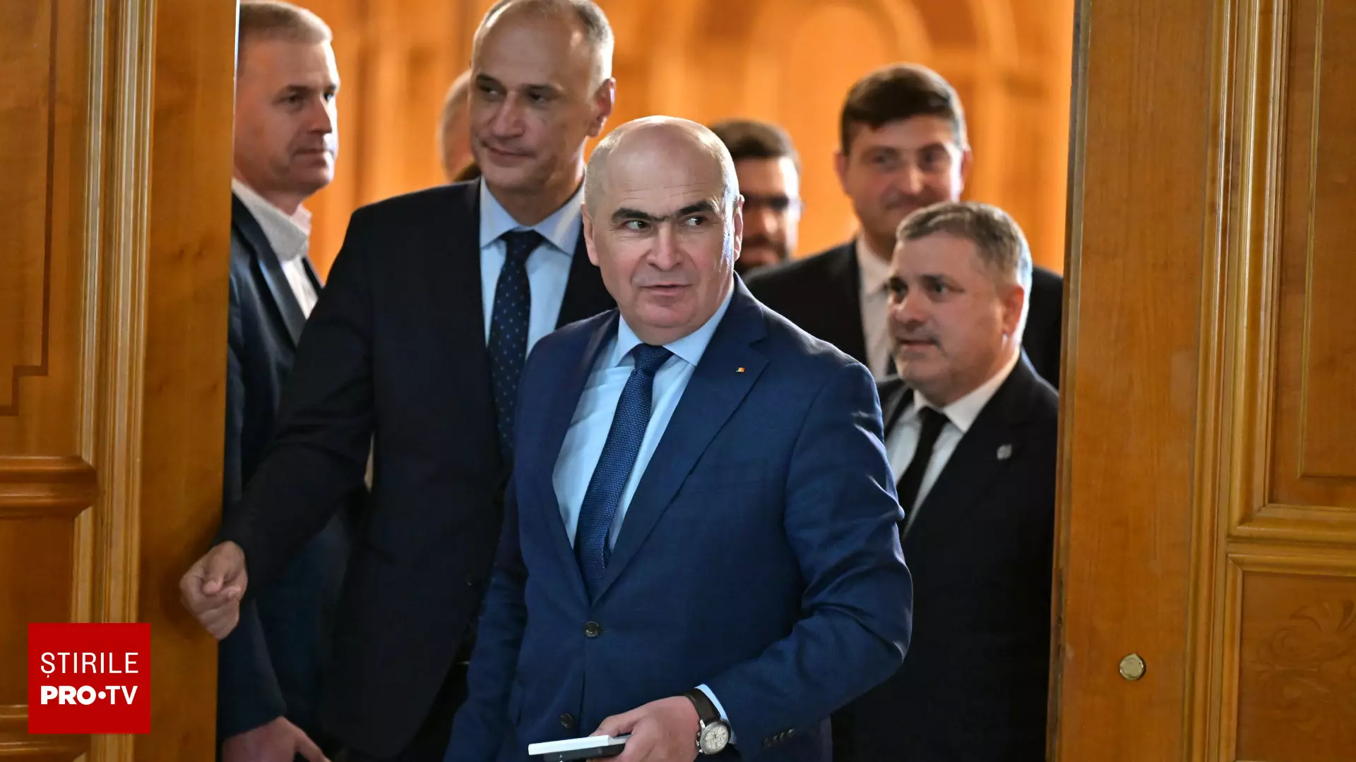 Guvernul Bolojan a picat. Moțiunea de cenzură PSD-AUR a trecut în Parlament