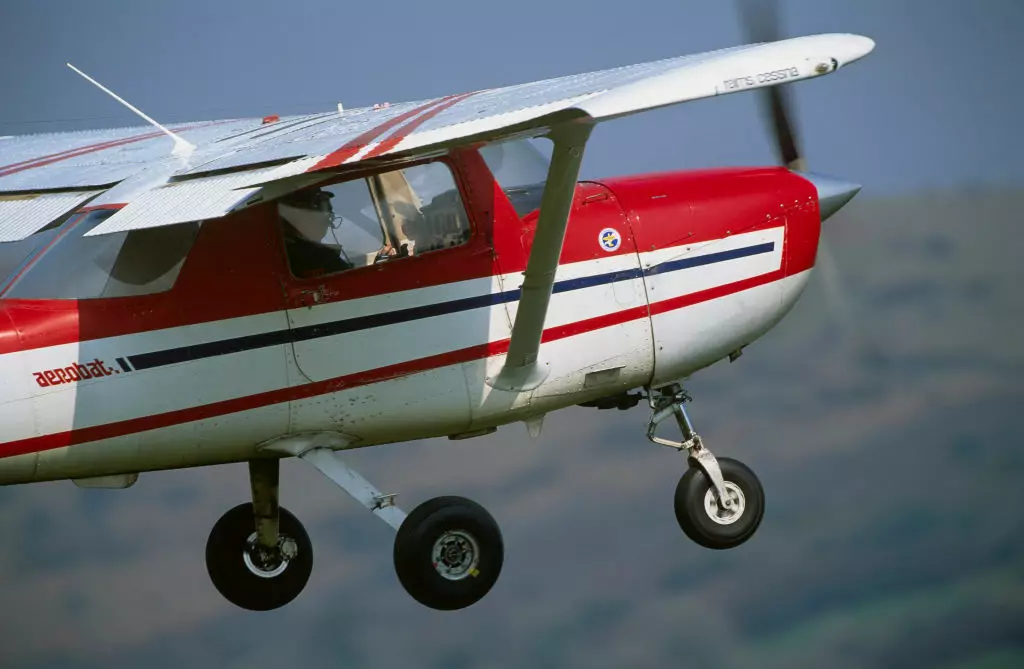 Un instructor s-a aruncat din avion în timpul zborului și și-a lăsat eleva la manșă: „Știi ce ai de făcut”. Ce a urmat