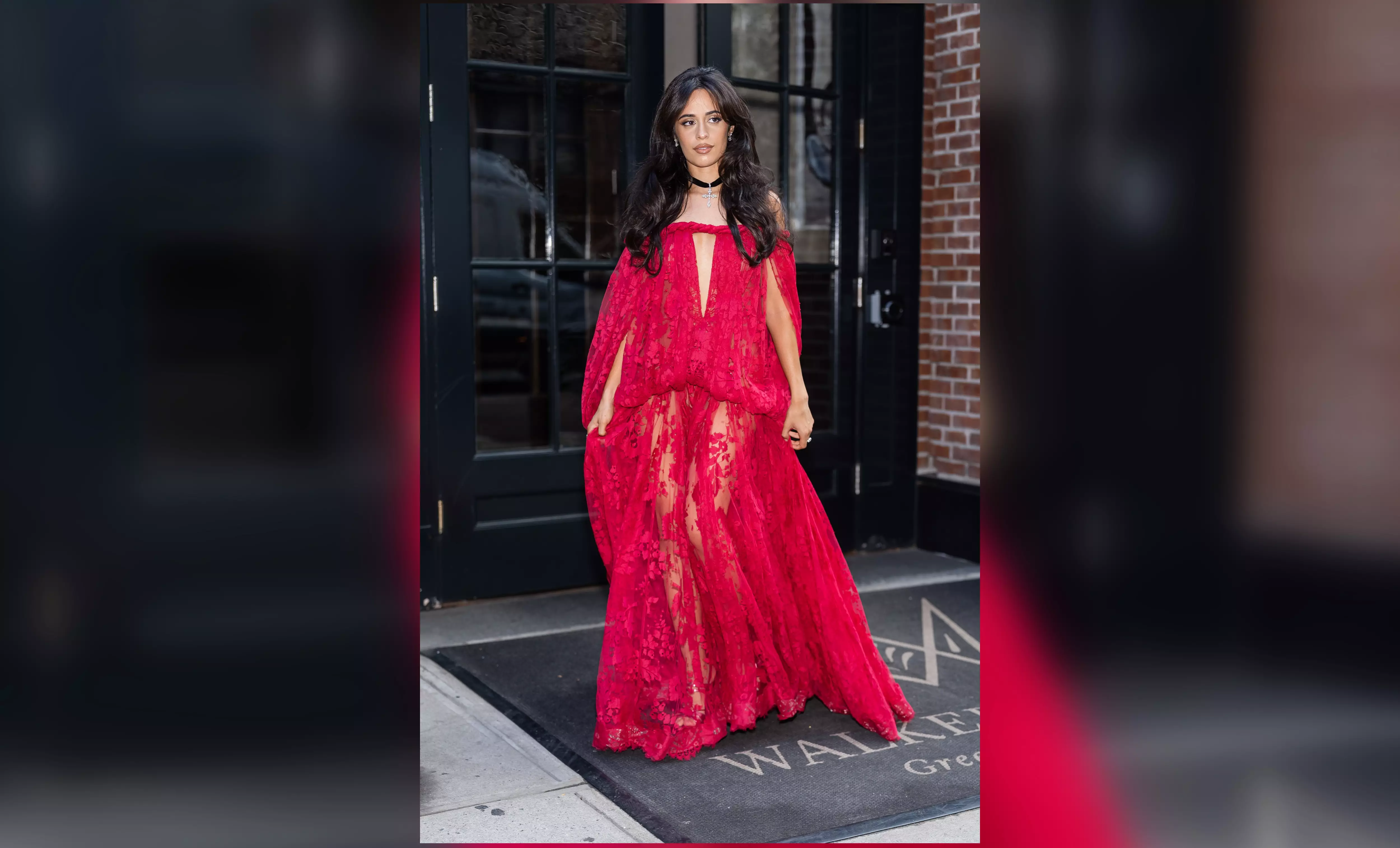 Rochia &icirc;ndrăzneață purtată de Camila Cabello la nunta lui Taylor Swift. Cum au reacționat fanii | GALERIE FOTO
