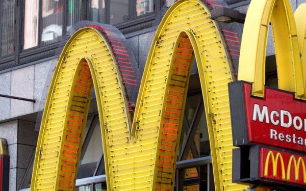 
	McDonald's isi cere public scuze unui miliard de oameni
