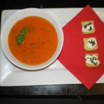 Reteta Sidia Sissoko - Supa de rosii cu busuioc acompaniata de crutoane cu crema de branza de capra