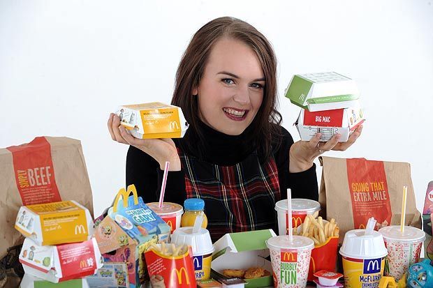 
	Efectele alimentatiei fast-food: cate kilograme a pus pe ea o tanara dupa ce s-a angajat intr-un restaurant McDonald's